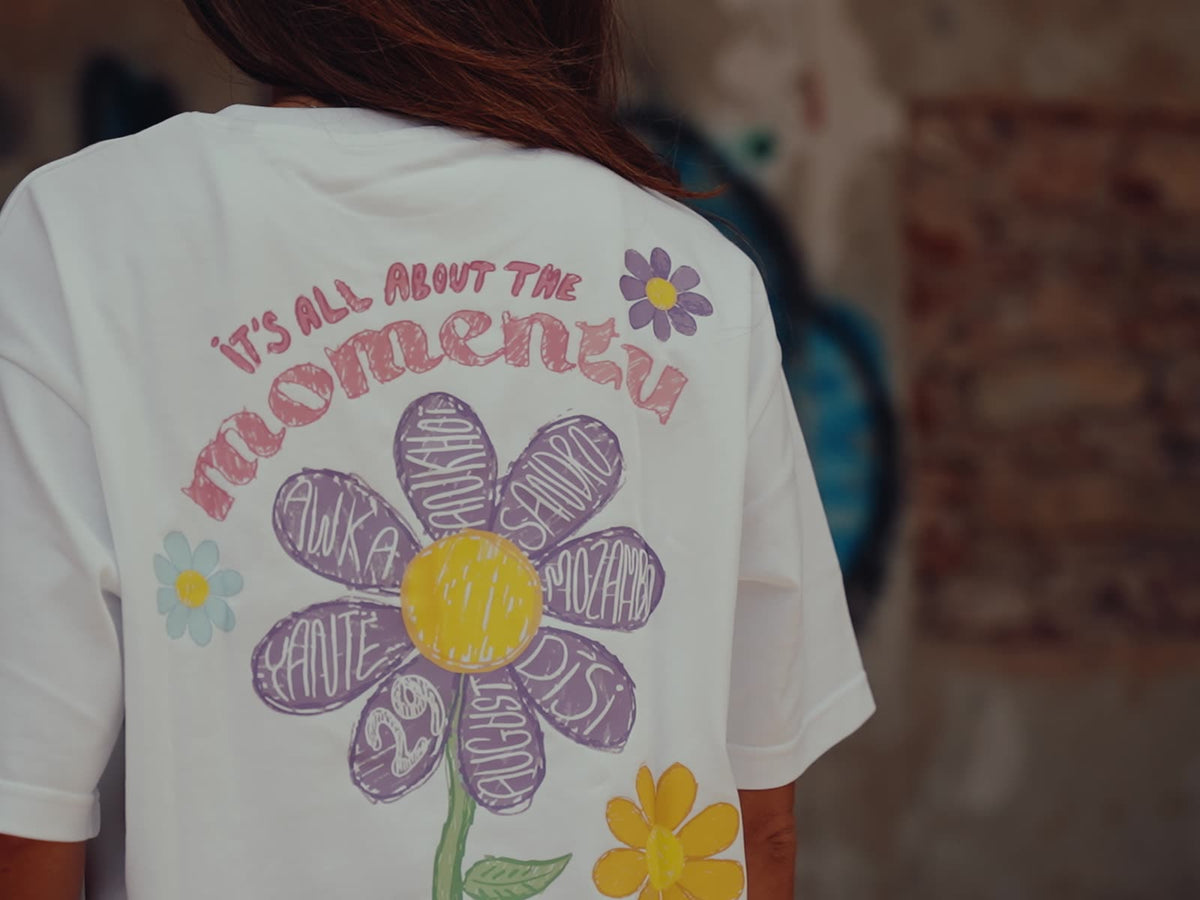 Detalhe da flor com o line-up nas costas